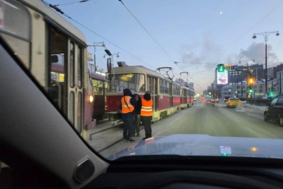 Трамваи встали в центре Екатеринбурга из-за аварии и поломки