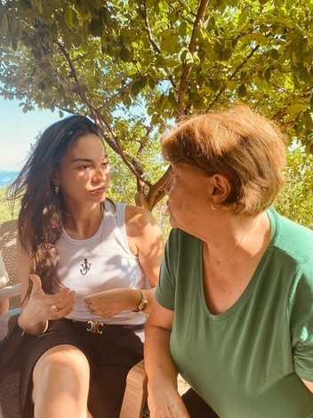 Демет отмечает праздники вместе с родными | Источник: demetozdemir / Instagram (экстремистская организация, деятельность запрещена на территории РФ)
