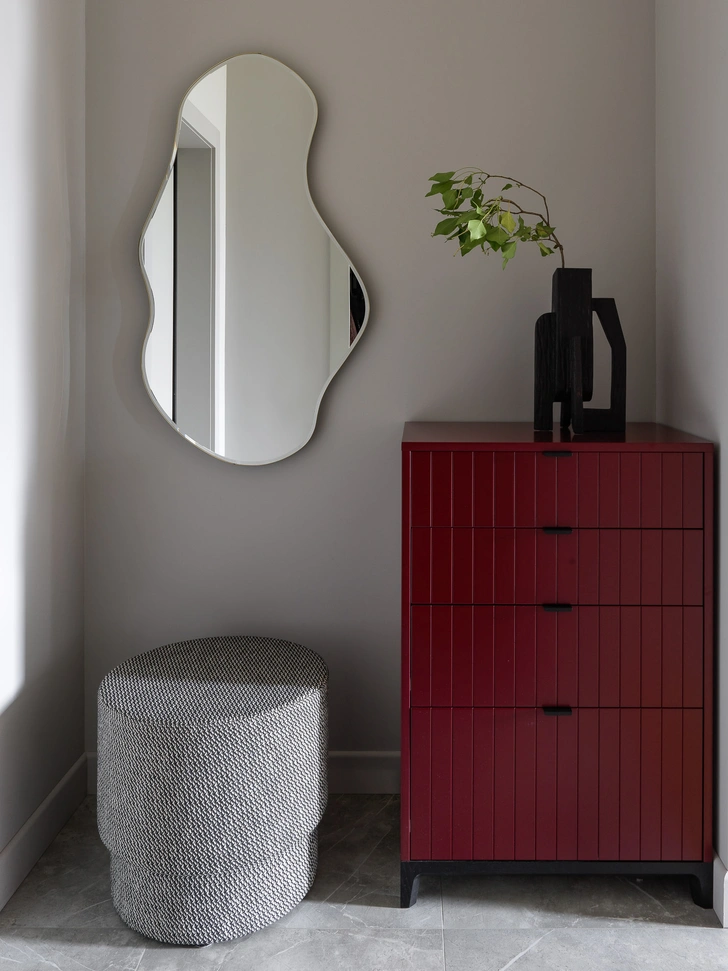 Прихожая. Комод, The Ideа. Пуф, Normann Copenhagen, l'Appartement. Ваза Евгения Томова, Manner & Matter. Зеркало, Ferm Living. | Источник: Сергей Красюк. Стиль: Yes we may