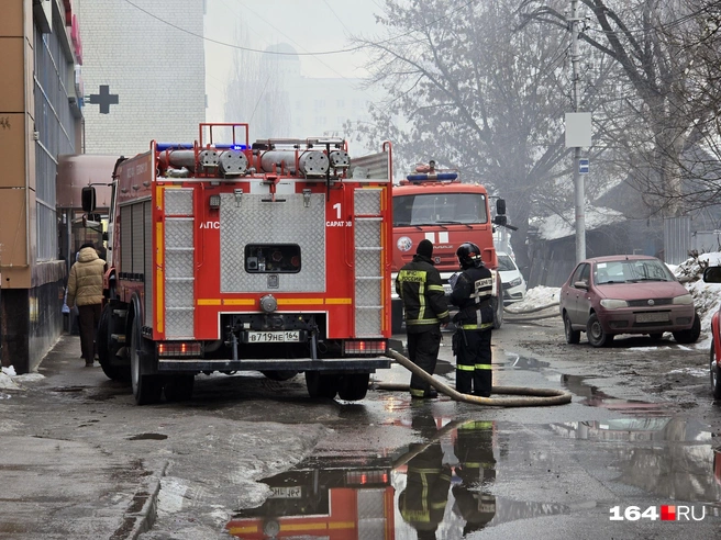 На пожар приехало несколько пожарных автомобилей | Источник: Семен Коротов-Майбах / 164.RU