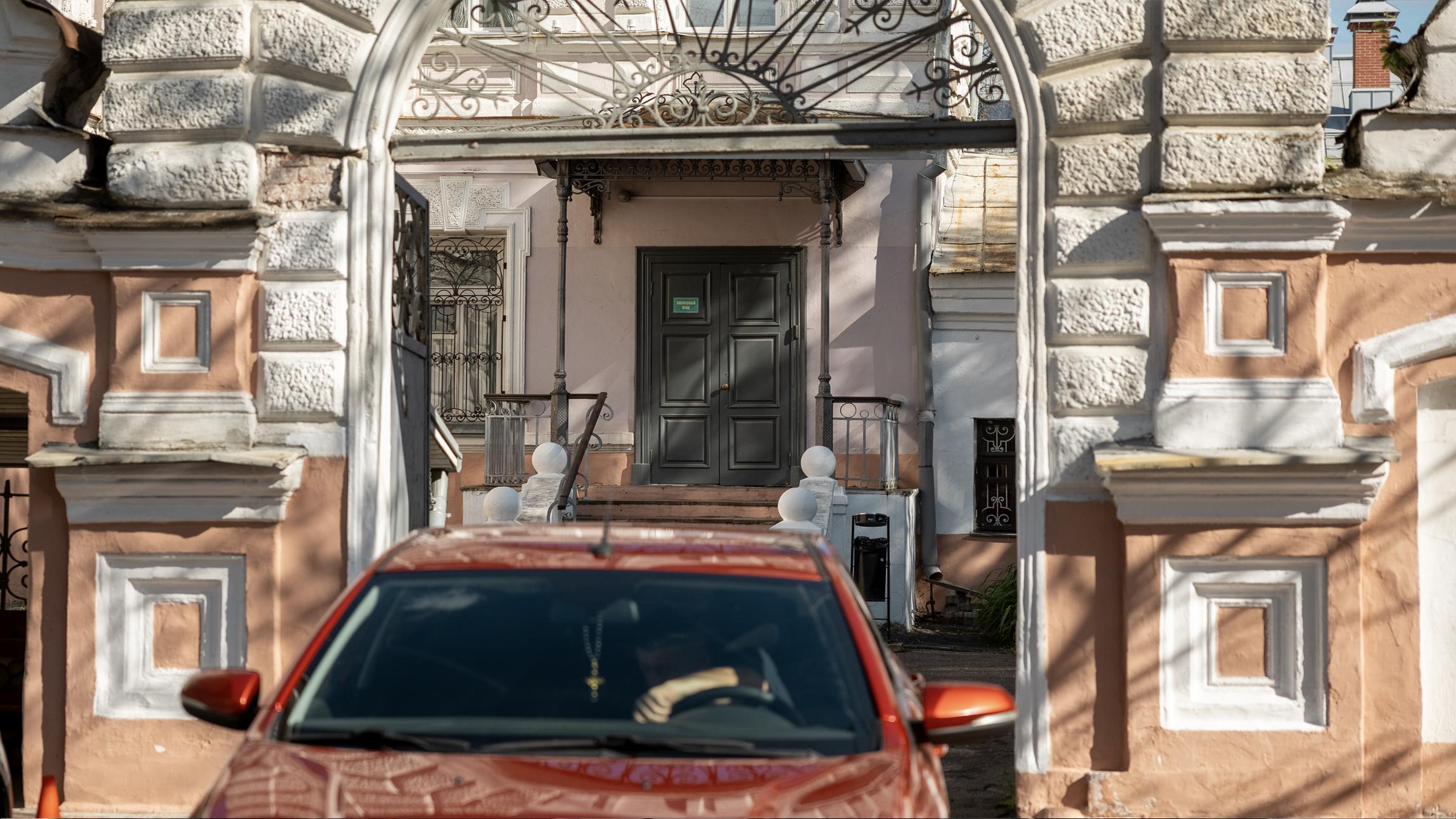 В кадре&nbsp;— дом купца В.&nbsp;Я.&nbsp;Кузнецова, одна из достопримечательностей Ярославля, которая находится рядом с музеем истории города | Источник: Александр Куренной / 76.RU