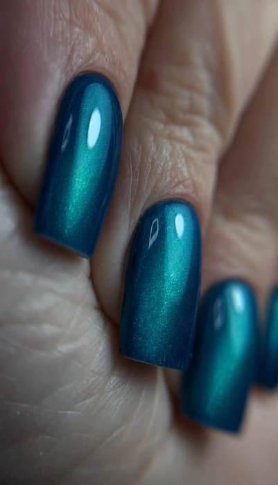 От лета сохранился тренд на маникюр «кошачий глаз» | Источник: kim_nails96 / Instagram.com (экстремистская организация, деятельность запрещена на территории РФ)