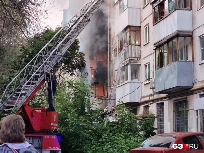 Для эвакуации использовали несколько автолестниц | Источник: Роман Данилкин / 63.RU