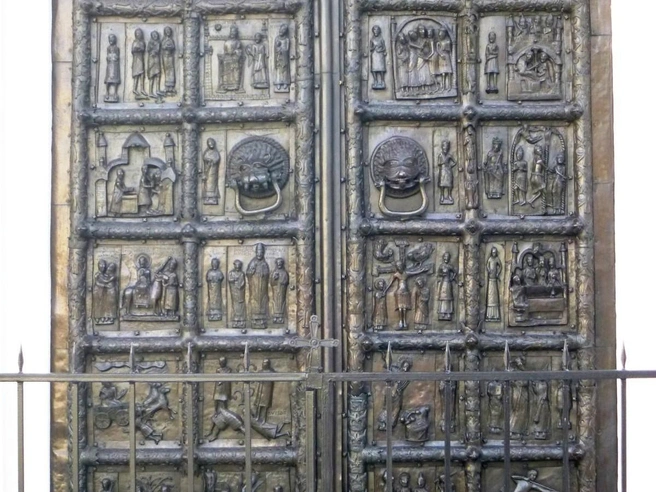 Вероятно, врата были изготовлены в Магдебурге в 1152–1154 годах для кафедрального собора Успения Богоматери в Плоцке | Источник: amsmolich.livejournal.com
