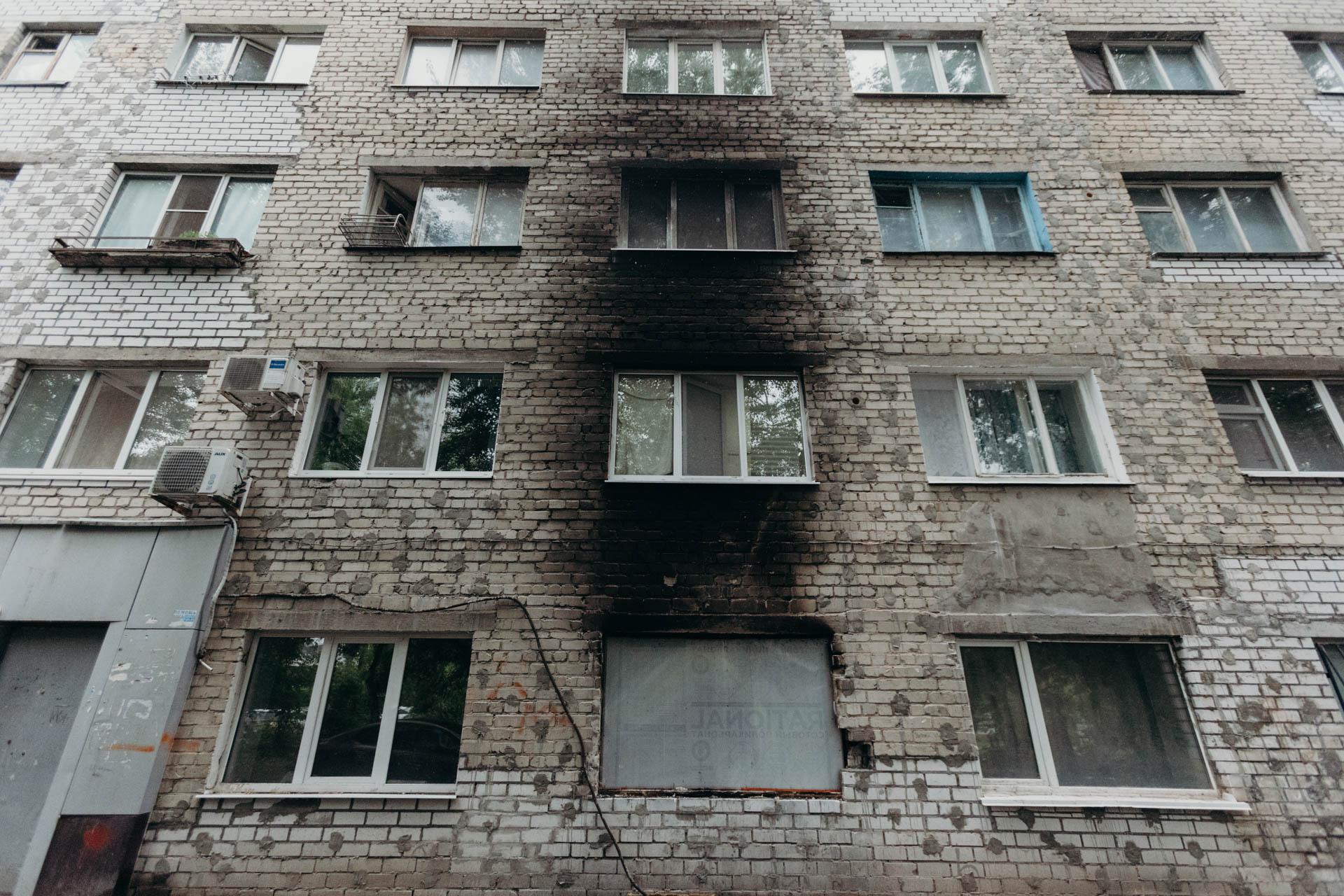 «Тут хорошо, хотя бы вода есть». Как живут люди в страшном общежитии в Тюмени