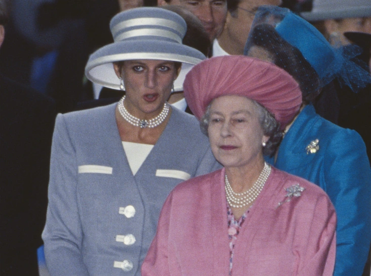 Принцесса Уэльская и Королева на свадьбе виконта Линли, 8 октября 1993