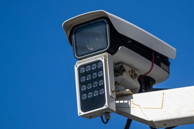 Камера ошибочно выписала штраф водителю за пешехода с телефоном