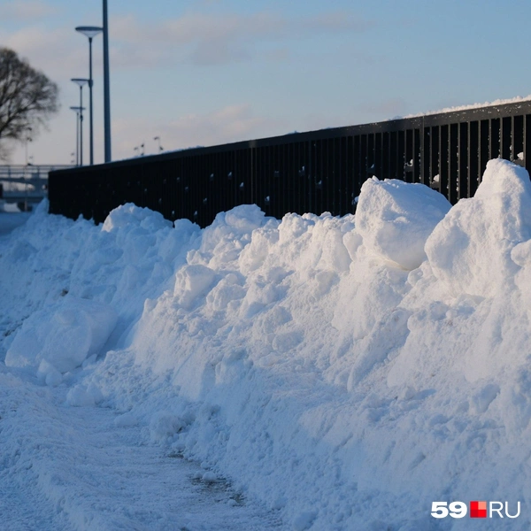 Во-о-от такие сугробы! | Источник: Тимофей Калмаков / 59.RU