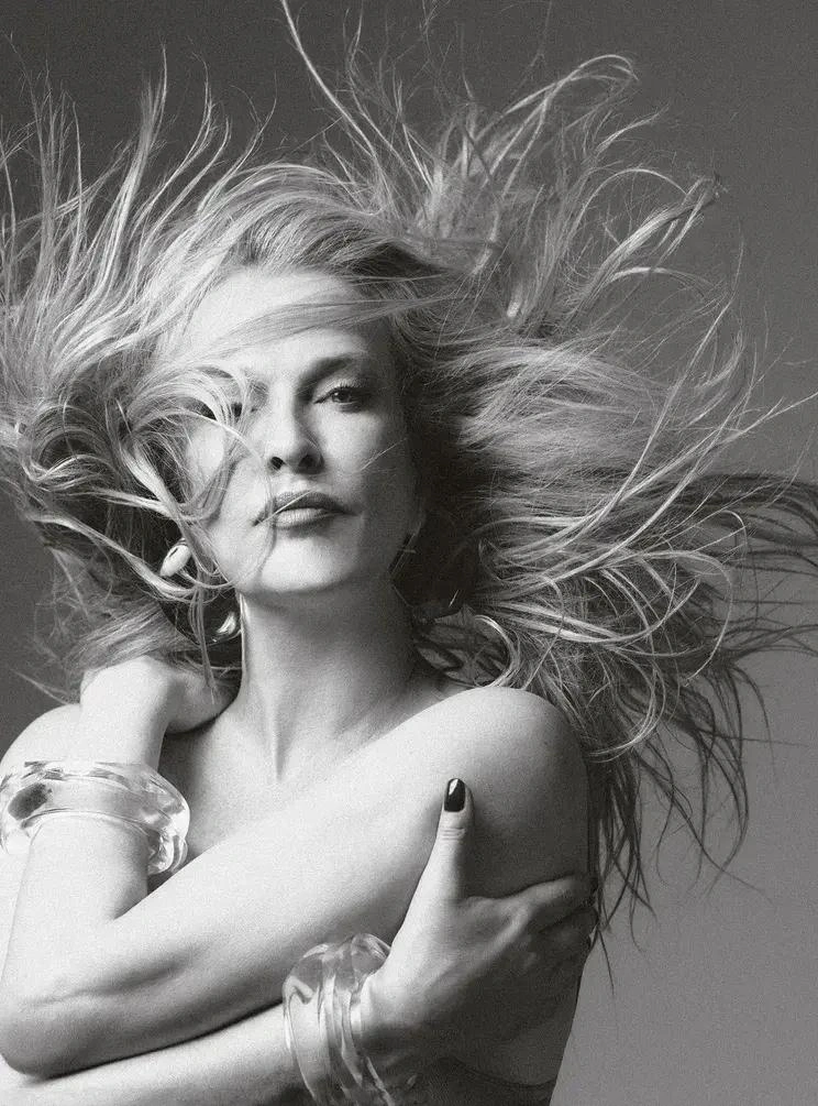 В 2026 году Карен снялась для обложки впервые за 30 лет | Источник: voguegermany / Instagram (экстремистская организация, деятельность запрещена на территории РФ)