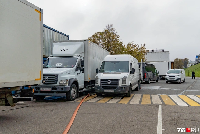 Более десятка автомобилей частично перекрыли проезжую часть и парковку | Источник: Кирилл Поверинов / 76.RU