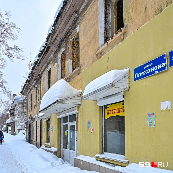В этом доме до сих пор висит вывеска «Аптекарь», но аптека тут не работает | Источник: Василина Любимова / 59.RU