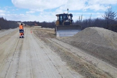 В Ногликах ликвидируют разрывы грунта на федеральной трассе