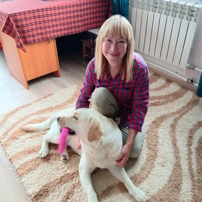 Ольга и ее собака Кукла, которую она также взяла из приюта | Источник: Ольга Рыпалева