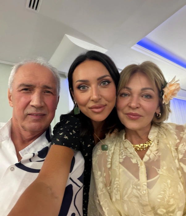 Алсу с близкими | Источник: alsou_a / Instagram (экстремистская организация, запрещена в РФ)