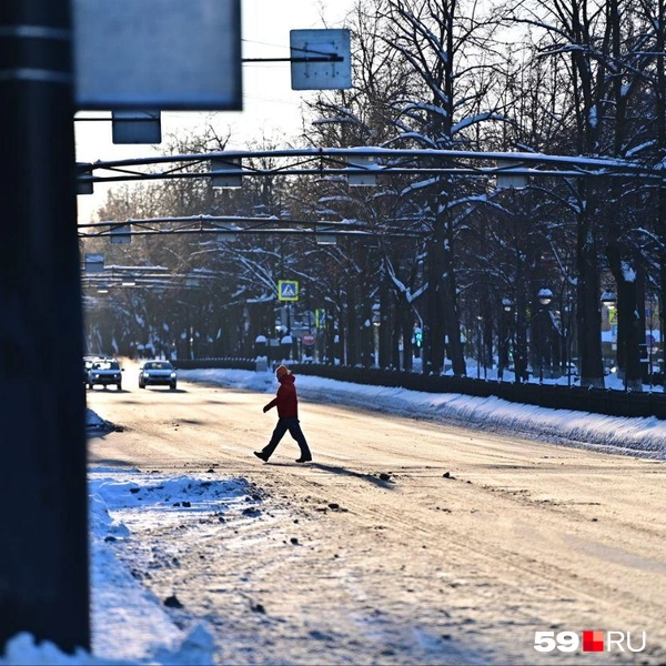 Одиночные пешеходы переходят через пустынный Компрос | Источник: Василина Любимова / 59.RU