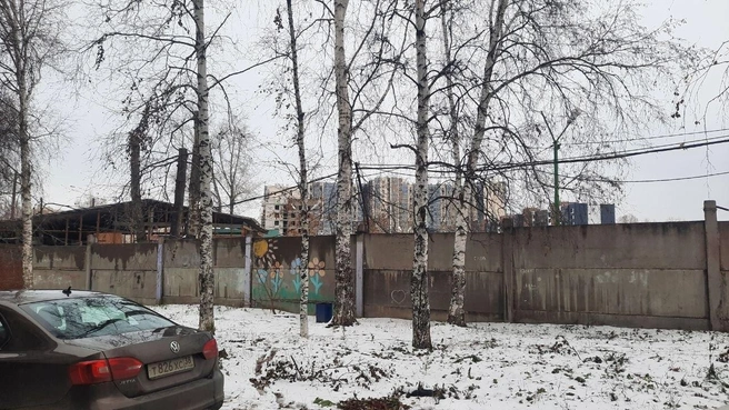 Место, где был храм, огорожено забором, а за ним — футбольное поле | Источник: Виктор Лучкин / «ИрСити»