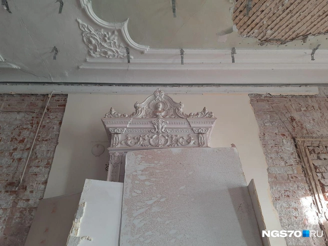 За гипсокартоном скрыт красивый дореволюционный камин | Источник: Анастасия Харламова / NGS70.RU