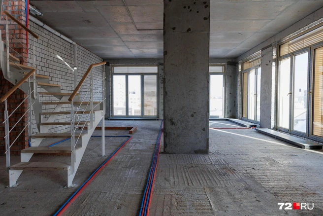 Нередко можно встретить свободные планировки, когда есть только несущие конструкции и ни одной межкомнатной стены | Источник: Ирина Шарова / 72.RU