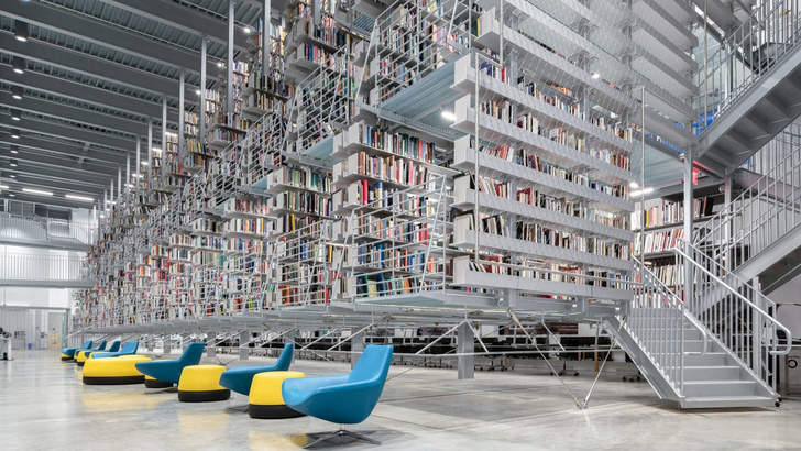 Библиотека с подвесными стеллажами Корнелльском университете (фото 0)