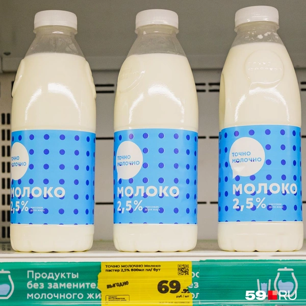 Когда в магазин заглянул наш фотограф, выбор молока был невелик: пустые места на полках подсказывали, что этот продукт просто разобрали | Источник: Тимофей Калмаков / 59.RU