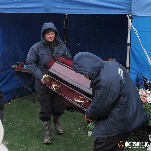Контролировал ситуацию на прощании координатор волонтеров, помогавших в организации прощания и похорон | Источник: Михаил Огнев / FONTANKA.RU