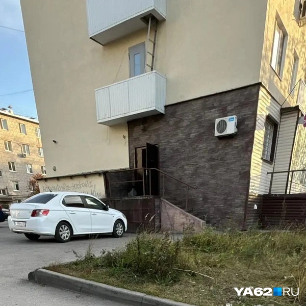 А вот открытая дверь ведет прямо в рюмочную. Она в жилом доме | Источник: Виктория Улитова / YA62.RU