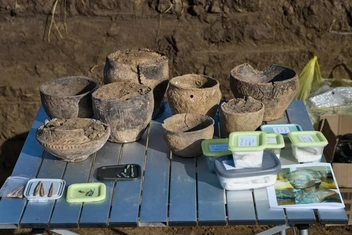 Археологи обнаружили много сохранившейся глиняной посуды | Источник: Вячеслав Федорищев / MAX