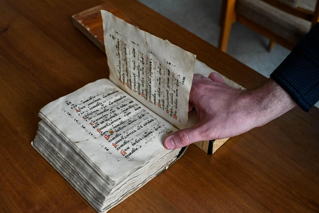 Ирмологий — сборник богослужебных песнопений (издание 1657 года), который однажды подарили Антону, тоже уникален: в нем обнаружены строки, которые в других изданиях этого текста не присутствуют | Источник: Ева Михалевская / NGS.RU