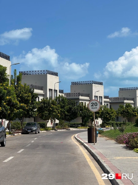 На территории — много двухэтажных вилл для тех, кто путешествует семьями или большими компаниями | Источник: Валерия Богатырёва / 29.RU