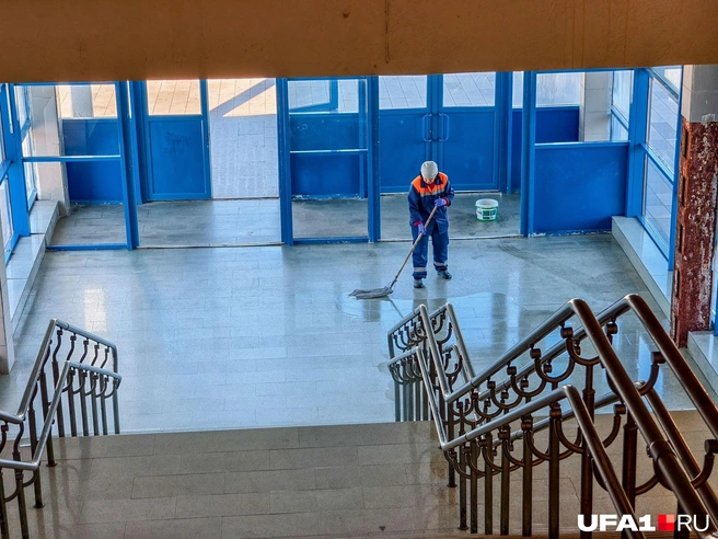 Уборщица на месте, как и ржавчина | Источник: Булат Салихов / UFA1.RU