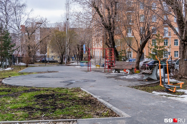 Единственная детская площадка, не погрязшая в снегу, которую нам удалось найти | Источник: Тимофей Калмаков