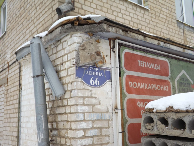 Ранее вблизи этого здания упал беспилотный летательный аппарат. | Источник: Денис Паустовский / V1.RU