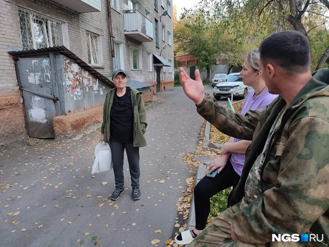 Жители дома считают, что их соседу необходима помощь | Источник: Илья Калинин / NGS.RU