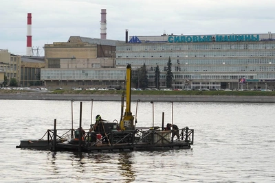 В Неве бурят скважины для метро