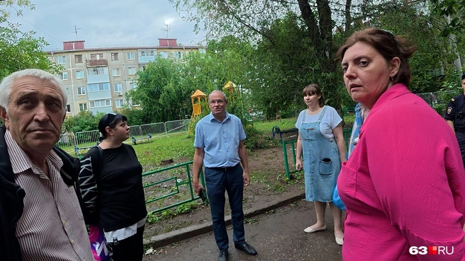 Глава района не захотел разговаривать с журналистами | Источник: Алексей Ногинский / 63.RU