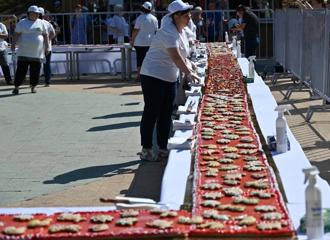 На Лыбедском бульваре приготовили 100-метровый пирог, получилось восемь тысяч порций | ya62.ru