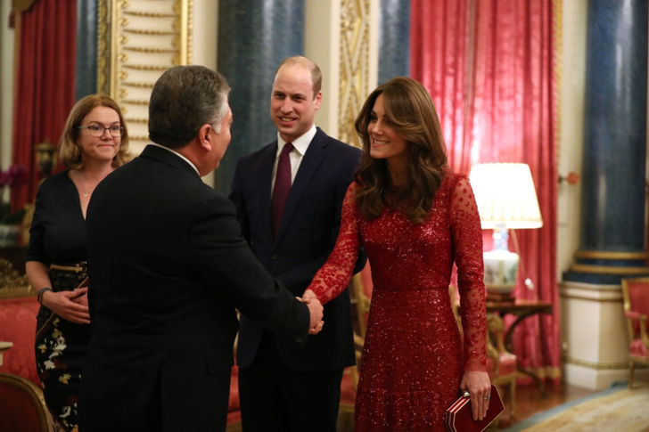 Кейт Миддлтон сияла в эффектном красном платье на официальном приеме с принцем Уильямом в Букингемском дворце