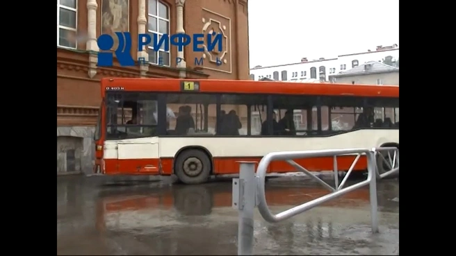 Первая «жертва» трамвая — автобус № 1 | Источник: Rifey.ru