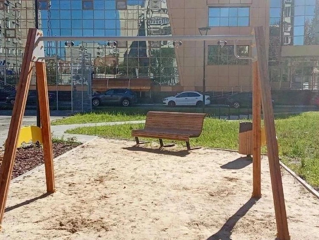 Опоры для качелей установили, оставалось их только повесить | Источник: Администрация Калининского района г.Челябинска / Vk.com