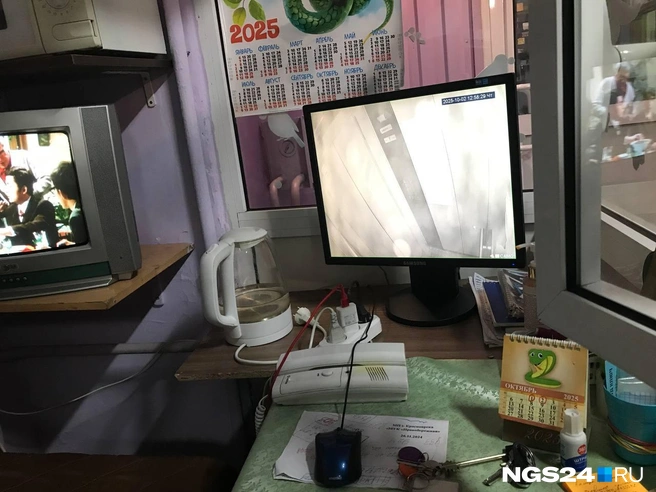 Пока увидеть лифт изнутри можно только через экран — внутри установлена камера | Источник: Дмитрий Мамаев / NGS24.RU