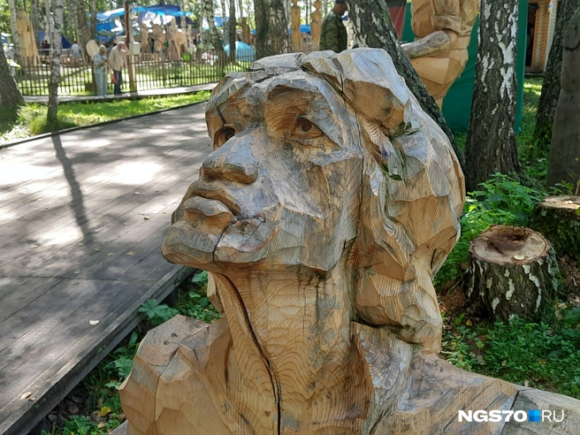 Деревянная скульптура Виктора Цоя | Источник: Анастасия Харламова / NGS70.RU