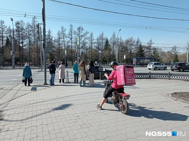Электровелосипедистов в Омске всё больше | Источник: Сергей Энквист / NGS55.RU