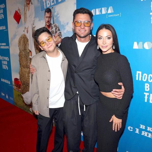 Павел Прилучный с сыном Тимофеем и женой Зепюр Брутян 