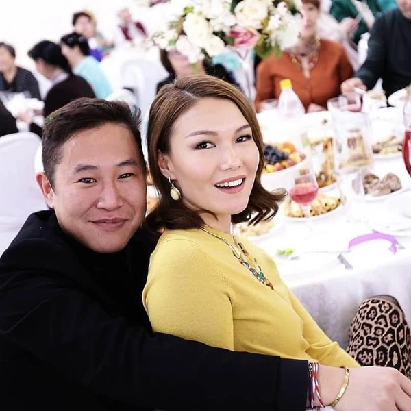 Варвара Филиппова и дизайнер-модельер Петр Яковлев | Источник: Мария Давыдова / jour-ykt.ru