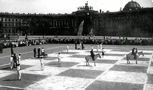 Фото №1 - История одной фотографии: живые шахматы на Дворцовой площади