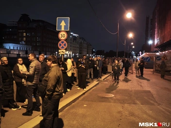 Еще в ночи она растянулась на десятки метров | Источник: Михаил Мечев / MSK1.RU