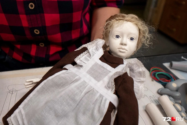 И вот такой наряд. У нее будут милые гольфы и нательное белье, только представьте | Источник: Илья Чикотин / 72.RU