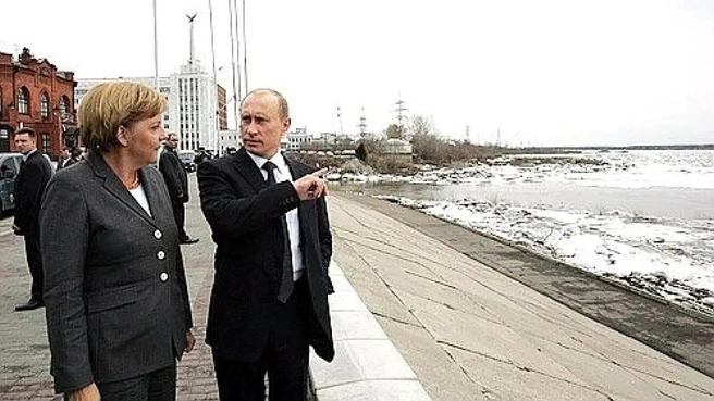 Владимир Путин и Ангела Меркель на берегу Томи в апреле 2006 года | Источник: сайт Кремля