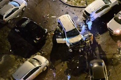 Внедорожник взорвался во дворе дома в Москве