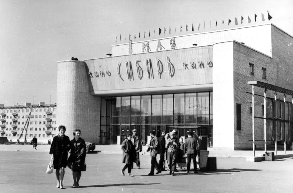 В 60-70-х в южной столице Кузбасса появился кинотеатр «Сибирь». Сейчас он закрыт | Источник: pastvu.com